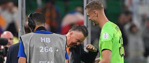 Da freut er sich. Louis van Gaal feiert seine Erfindung Andries Noppert (rechts).