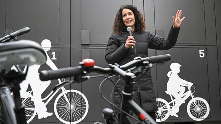 Umweltsenatorin Bettina Jarasch (Grüne) bei der Eröffnung neuer Fahrradabstellanlagen am Rathaus Schöneberg.