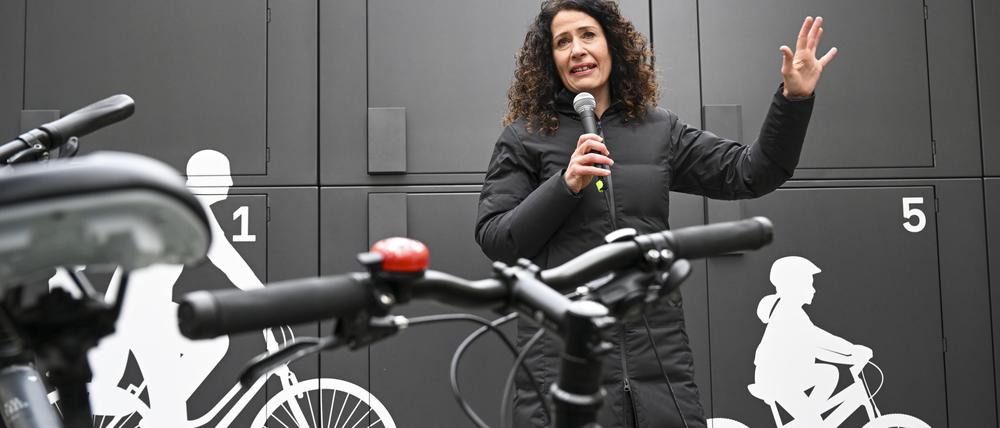 Umweltsenatorin Bettina Jarasch (Grüne) bei der Eröffnung neuer Fahrradabstellanlagen am Rathaus Schöneberg.