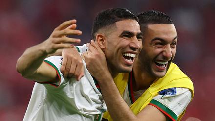 Achraf Hakimi und Hakim Ziyech feiern den Coup der marokkanischen Mannschaft.