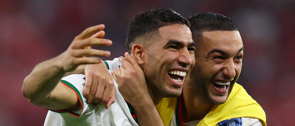 Achraf Hakimi und Hakim Ziyech feiern den Coup der marokkanischen Mannschaft.
