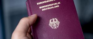 ARCHIV - 16.05.2021, Berlin: Ein Deutscher Reisepass. (Illustration zu "Türkische Gemeinde begrüßt Reform des Staatsbürgerschaftsrechts") Foto: Fabian Sommer/dpa +++ dpa-Bildfunk +++