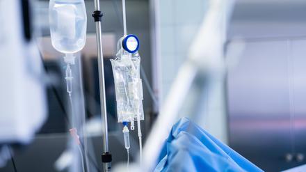 Infusion bei einer Operation. (Symboldbild)