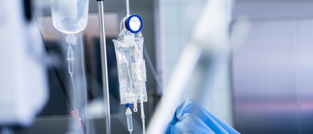 Infusion bei einer Operation. (Symboldbild)