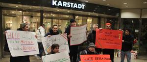 Vertreter der Gewerkschaft Verbi demonstrieren vor dem Karstadt-Kaufhaus am Leopoldplatz für den Erhalt der Arbeitsplätze.