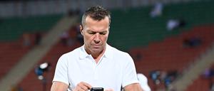 Lothar Matthäus ist nur schwer von seinem Handy zu trennen.