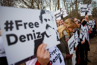 Demonstration für Deniz Yücel vor der türkischen Botschaft in Berlin.