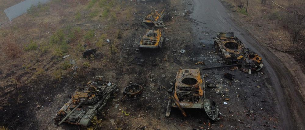 Verbrannte russische Panzerfahrzeuge in den Außenbezirken von Kiew (Symbolbild)