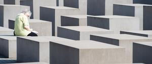 Eine nachdenkliche Frau auf einer Stele am Denkmal mitten in Berlin.