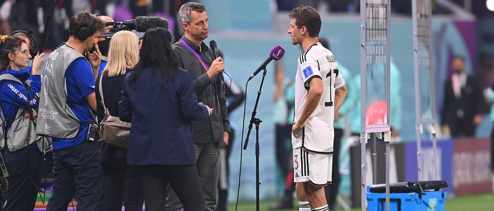 Nationalspieler Thomas Müller bei den Interviews nach dem Spiel gegen Costa Rica