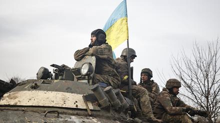 Ukrainische Soldaten beziehen Stellung an der Frontlinie.