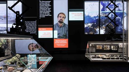 Die Forschungswand, eine Multimedia-Installation, im Humboldt Labor, der Ausstellung zur Berliner Wissenschaft im Humboldt Forum.