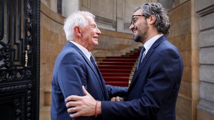 Argentiniens Außenminister  Santiago Cafiero (r), begrüßt Josep Borrell, EU-Außenbeauftragter, bei dessen Besuch in Lateinamerika.