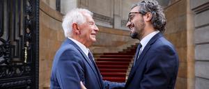 Argentiniens Außenminister  Santiago Cafiero (r), begrüßt Josep Borrell, EU-Außenbeauftragter, bei dessen Besuch in Lateinamerika. 
