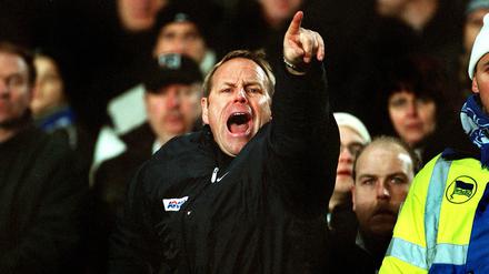 Bildnummer: 00433111  Datum: 15.12.2001  Copyright: imago/Camera 4
Trainer Jürgen Röber (Hertha) ungeduldig; Vneg, quer, close, Coach, Schrei, schreien, brüllen, zeigen, Fingerzeig, Gestik Saison 2001/2002, Hertha BSC Berlin Berlin Olympiastadion Spannung, Ungeduld,  Fußball 1. BL Herren Mannschaft Deutschland Einzelbild pessimistisch Randmotiv Personen