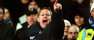 Bildnummer: 00433111  Datum: 15.12.2001  Copyright: imago/Camera 4
Trainer Jürgen Röber (Hertha) ungeduldig; Vneg, quer, close, Coach, Schrei, schreien, brüllen, zeigen, Fingerzeig, Gestik Saison 2001/2002, Hertha BSC Berlin Berlin Olympiastadion Spannung, Ungeduld,  Fußball 1. BL Herren Mannschaft Deutschland Einzelbild pessimistisch Randmotiv Personen