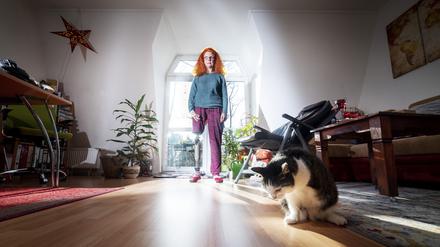 Beate Flanz mit ihrer Katze Lilli in ihrer Wohnung in Berlin-Spandau.