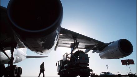 Betankung am Flughafen: Bis Wasserstoff statt Kerosin in die Tragflächen kommt, wird es noch dauern.