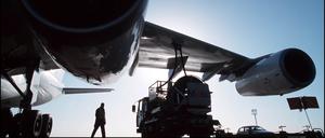 Betankung am Flughafen: Bis Wasserstoff statt Kerosin in die Tragflächen kommt, wird es noch dauern.