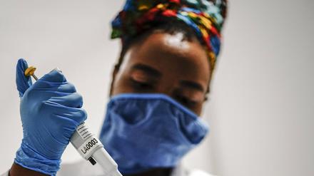 Bereits im Sommer 2021 hatten sich Menschen mit der Omikron-Variante infiziert.