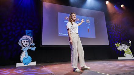 Lisa Budzinksi in diesem Jahr bei der Science Slam Tour Care&Share.
