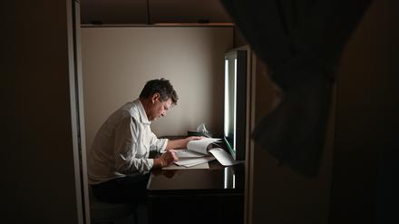 Robert Habeck an Bord des Regierungsfliegers