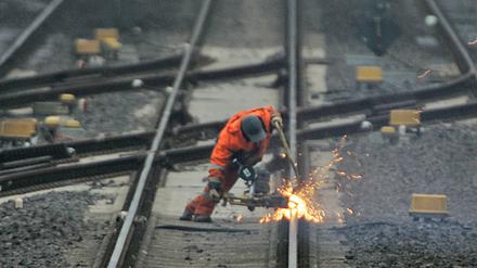 Gleisarbeiten. Die Deutsche Bahn lässt im nächsten Jahr fast ein Drittel der Bahnschwellen per Lkw anliefern.