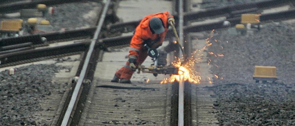 Gleisarbeiten. Die Deutsche Bahn lässt im nächsten Jahr fast ein Drittel der Bahnschwellen per Lkw anliefern.