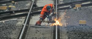 Gleisarbeiten. Die Deutsche Bahn lässt im nächsten Jahr fast ein Drittel der Bahnschwellen per Lkw anliefern.