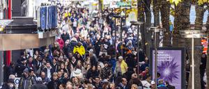 Volle Fußgängerzone in Stuttgart am ersten Adventssamstag.