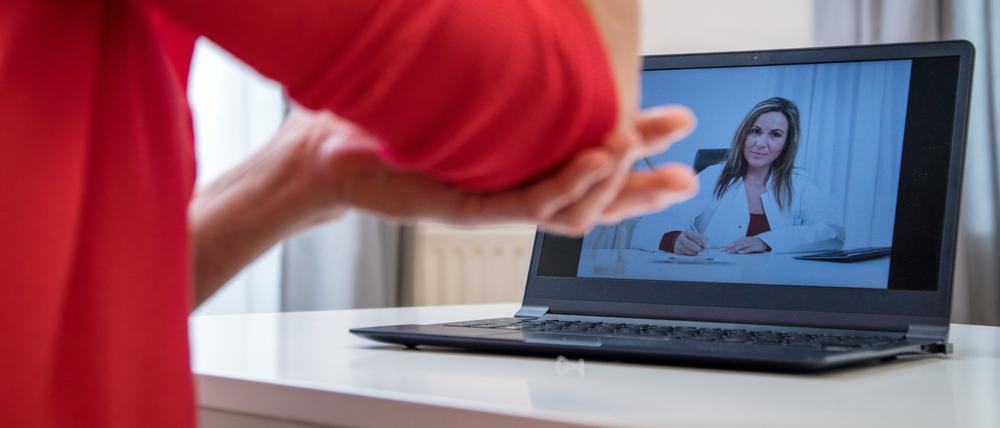 Zum Arzt gehen, obwohl man zu Hause bleibt: In einigen Pflegeheimen wird das durch telemedizinische Behandlungen demnächst möglich.