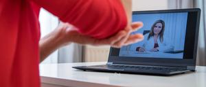 Zum Arzt gehen, obwohl man zu Hause bleibt: In einigen Pflegeheimen wird das durch telemedizinische Behandlungen demnächst möglich.