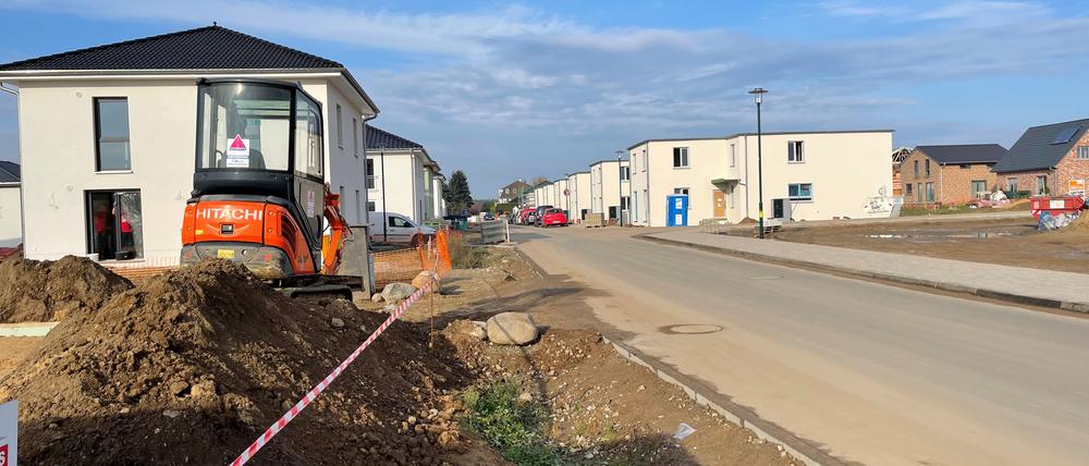 Im Berliner Umland, wie hier in Bernau (Ortsteil Schönow), wird viel gebaut. Doch bei steigenden Bau- und Grundstückspreisen ist der Neubau in den Speckgürteln deutscher Großstädte schwer erschwinglich. 
