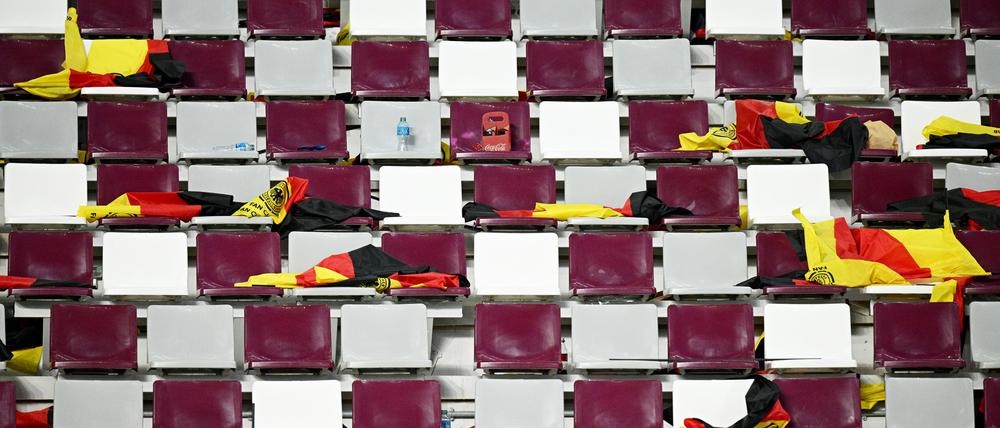 Deutsche Fahnen und Banner auf den Tribünen nach dem Spiel zwischen Deutschland und Japan im Khalifa International Stadium am 23. November 2022 in Doha, Katar.