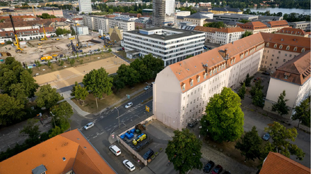 Am Eck des Grundstücks neben dem Wissenschaftsministerium, wo jetzt Mülltonnen stehen, soll der Pavillon gebaut werden. 