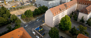 Am Eck des Grundstücks neben dem Wissenschaftsministerium, wo jetzt Mülltonnen stehen, soll der Pavillon gebaut werden. 