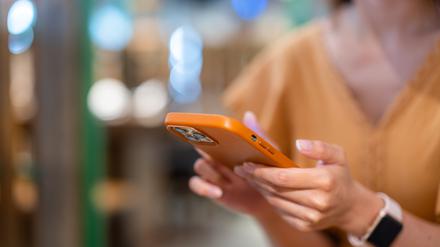 Mit der Luca-App kann man im Restaurant mittels Smartphone zahlen. Das soll Kartenleser ersetzen.