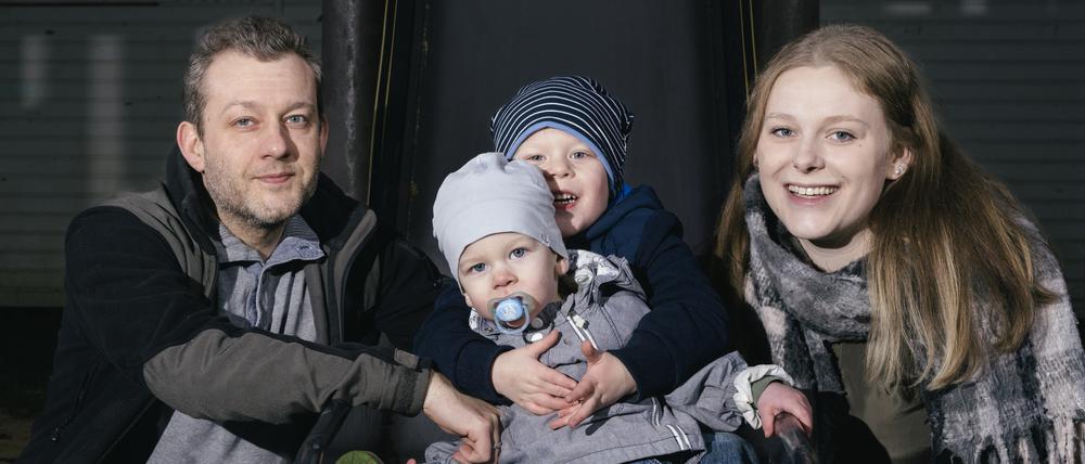 Die Familie Dilas mit Mutter Viviane, Vater Christoph und den Söhnen  Tamme (4) und Béla (1)