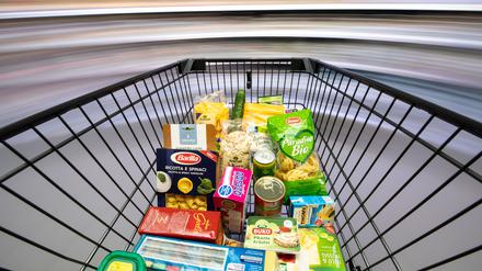 Ein Einkaufswagen wird durch einen Supermarkt geschoben (Symbolbild).