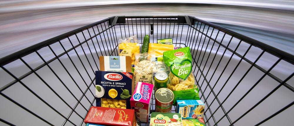 Ein Einkaufswagen wird durch einen Supermarkt geschoben (Symbolbild).