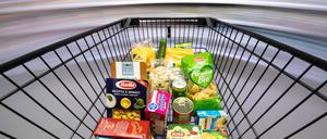 Ein Einkaufswagen wird durch einen Supermarkt geschoben (Symbolbild).