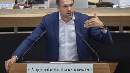 Danny Freymark (CDU) spricht im Abgeordnetenhaus. Themen der 45. Plenarsitzung sind unter anderem Klimaschutz, der geplante Mietendeckel, Erhöhung der Beamtenbesoldung und Maßnahmen zum Lärmschutz bei Straßenbahnen.