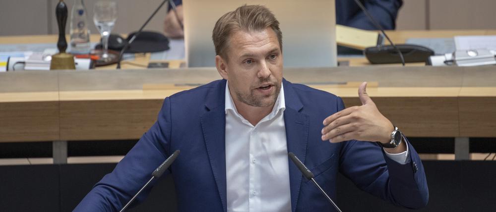 Danny Freymark (CDU) spricht im Abgeordnetenhaus. Themen der 45. Plenarsitzung sind unter anderem Klimaschutz, der geplante Mietendeckel, Erhöhung der Beamtenbesoldung und Maßnahmen zum Lärmschutz bei Straßenbahnen.