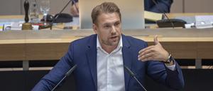 Danny Freymark (CDU) spricht im Abgeordnetenhaus. Themen der 45. Plenarsitzung sind unter anderem Klimaschutz, der geplante Mietendeckel, Erhöhung der Beamtenbesoldung und Maßnahmen zum Lärmschutz bei Straßenbahnen.