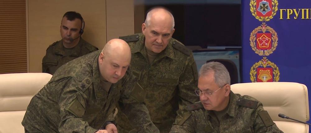 Der russische Verteidigungsminister Sergei Sergei Shoigu (r.) und der General der „Militäroperation“ in der Ukraine Sergei Surovikin (l.) bei einem gemeinsamen Treffen.