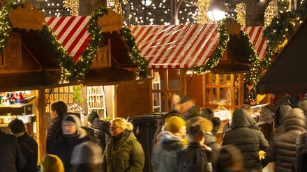 02.12.2022, Berlin: Zahlreiche Besucher flanieren über den Weihnachtsmarkt am Breitscheidplatz. Foto: Monika Skolimowska/dpa +++ dpa-Bildfunk +++