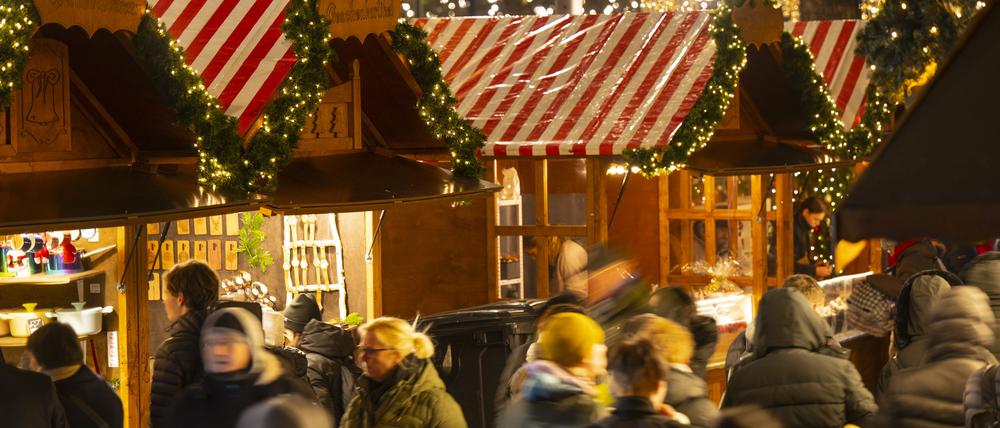 02.12.2022, Berlin: Zahlreiche Besucher flanieren über den Weihnachtsmarkt am Breitscheidplatz. Foto: Monika Skolimowska/dpa +++ dpa-Bildfunk +++