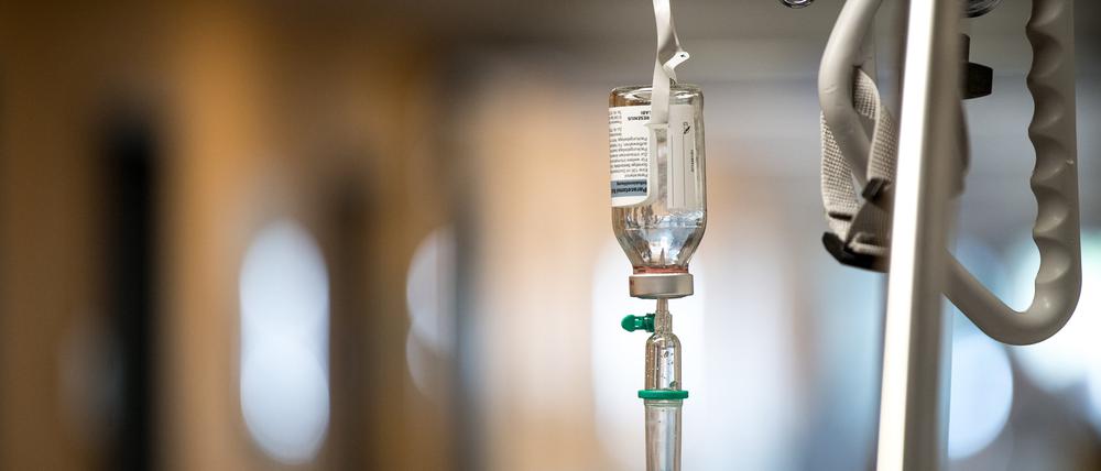 Ein Tropf hängt an einem Krankenhausbett auf dem Flur einer Notaufnahme.