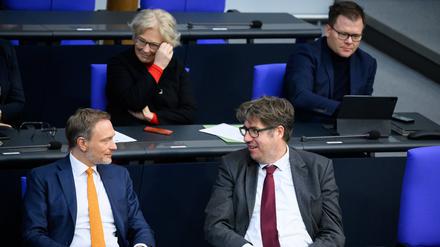 Regiert gern an Christina Lambrecht (o.l.) vorbei: Christian Lindner (u.l.).