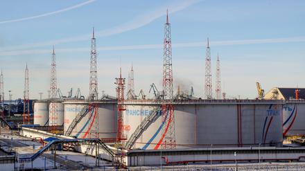 Tanks von Transneft, einem staatlichen russischen Unternehmen, das die Erdöl-Pipelines des Landes betreibt, im Ölterminal von Ust-Luga. 